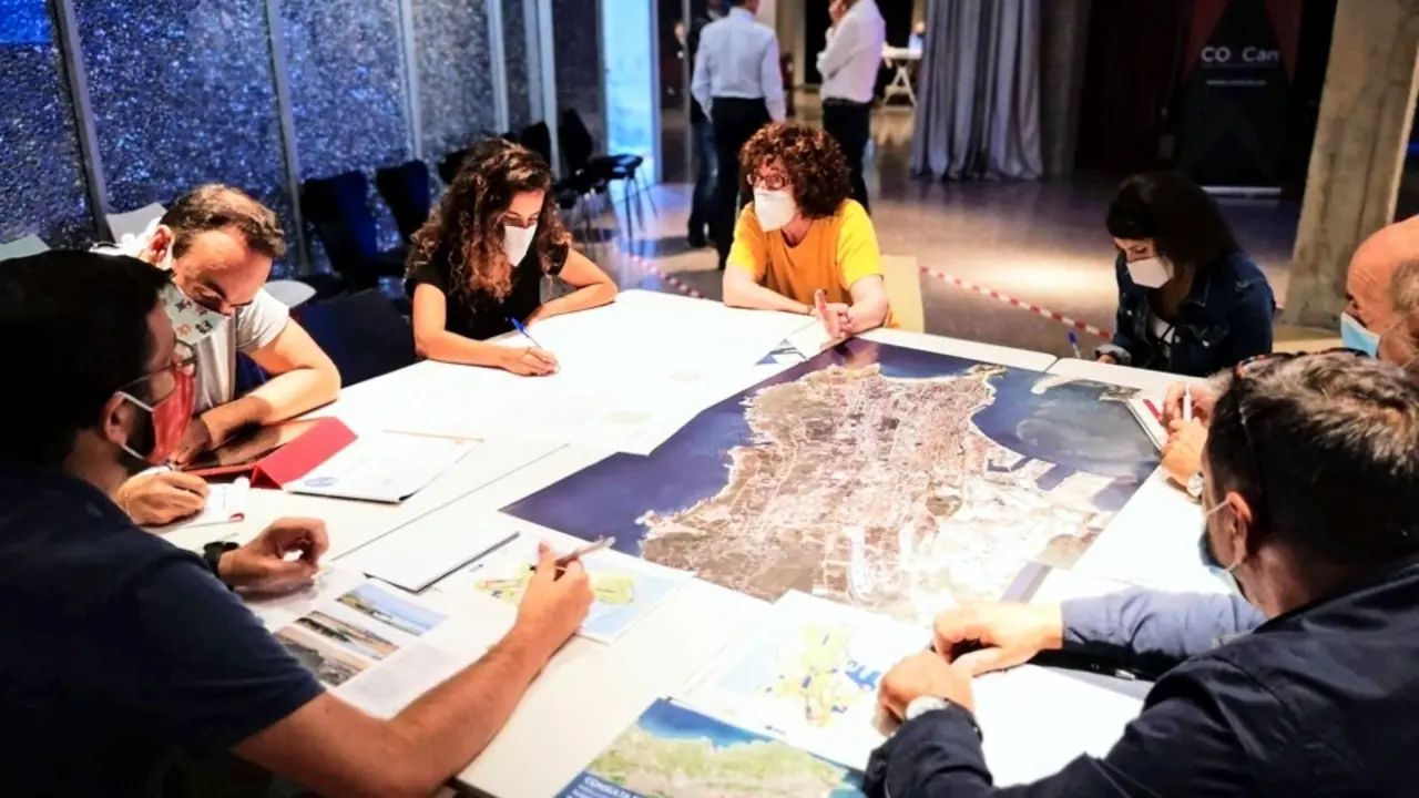 Uno de los encuentros para analizar el futuro PGOU de la capital c&aacute;ntabra. / ALERTA