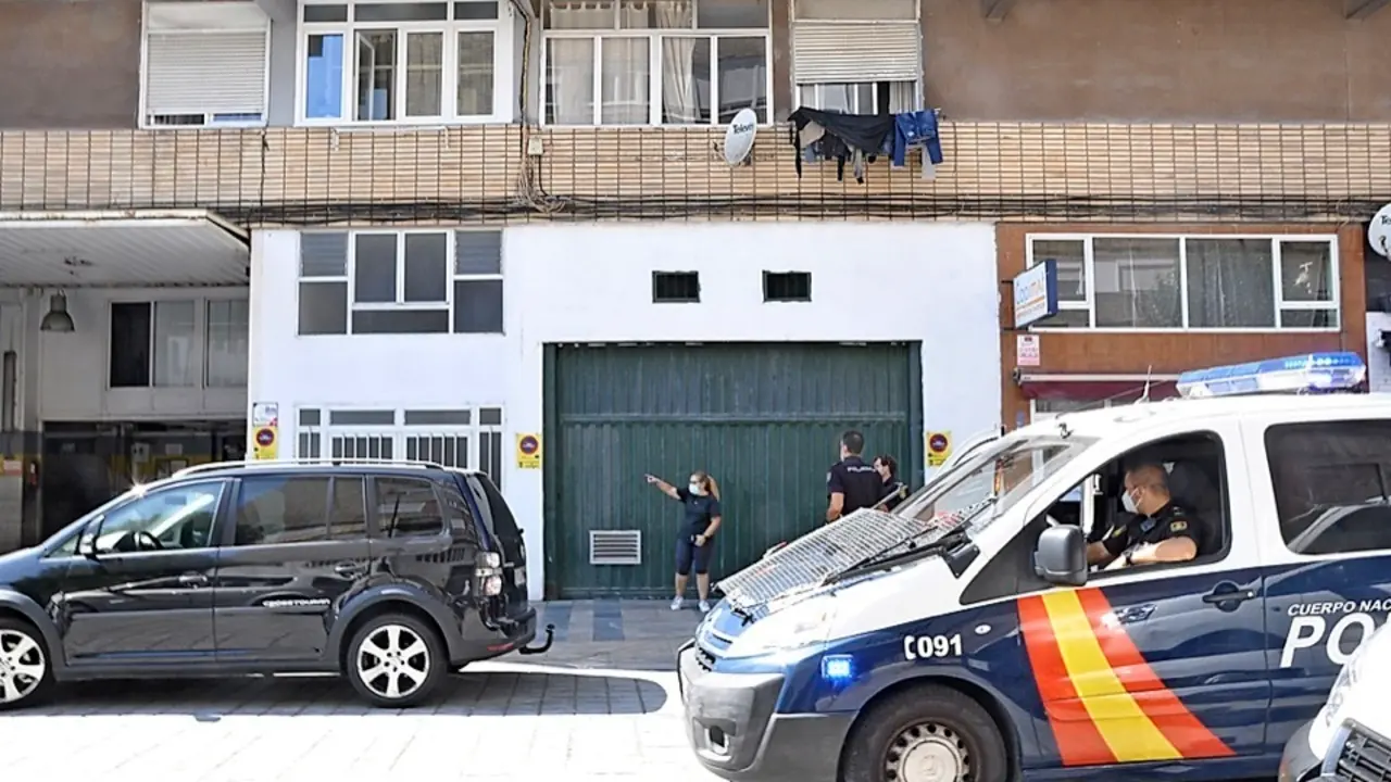 Agentes por la calle Casimiro Sainz en el Barrio de la Inmobiliaria en Torrelavega. / S.D.