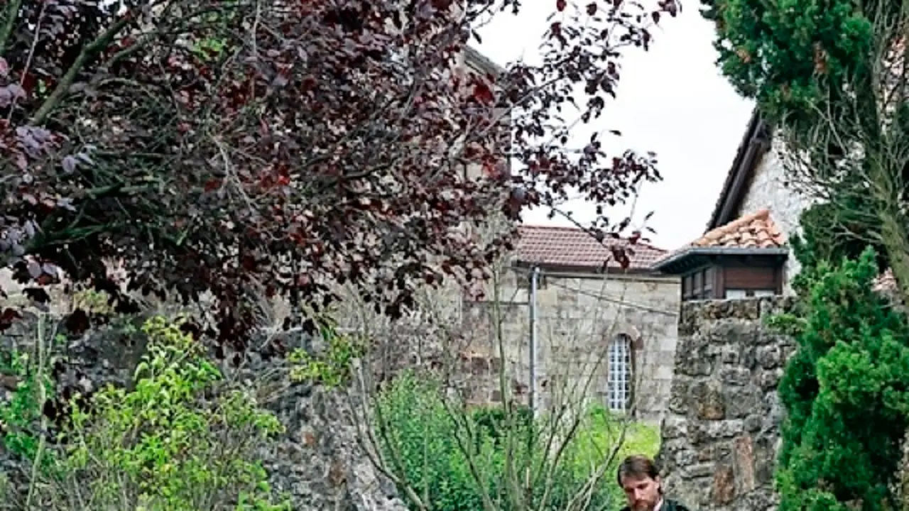 Un actor teatraliza a Pereda leyendo en el jard&iacute;n de su casa en el centro de Polanco. / ALERTA