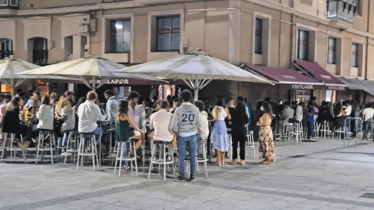 Imagen de la Plaza de Ca&ntilde;ad&iacute;o antes de decretarse el cierre de los locales de ocio nocturno. / ALERTA