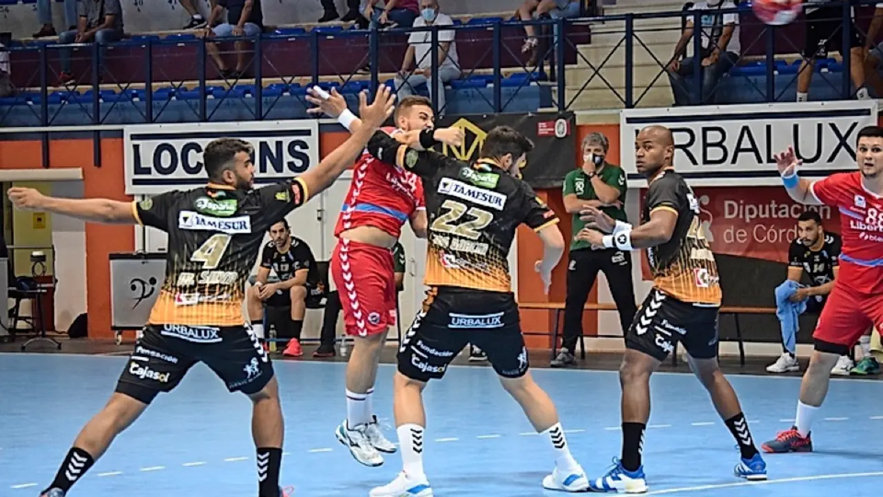 Un jugador del Sinf&iacute;n lanzando a puerta en un encuentro anterior. / ALERTA