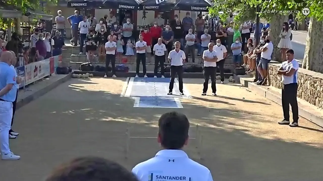 Minuto de silencio en Cerrazo en recuerdo de Luis Egusquiza. / SPORTPUBLIC