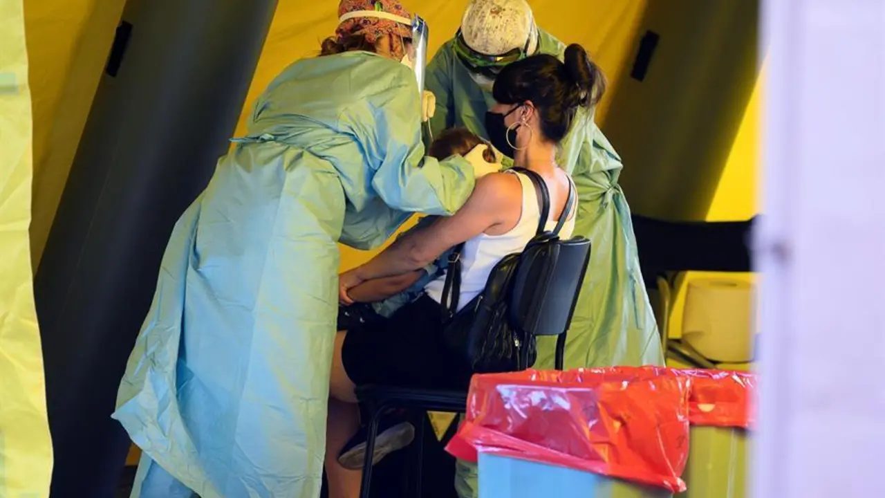 ersonal sanitario realiza pruebas PCR a un ni&ntilde;o en el colegio Jos&eacute; Mar&iacute;a Pereda del barrio de La Inmobiliaria en la ciudad c&aacute;ntabra de Torrelavega, a ra&iacute;z del brote detectado tras dos fiestas en las que se habr&iacute;an reunido un centenar de personas. EFE/Pedro Puente Hoyos