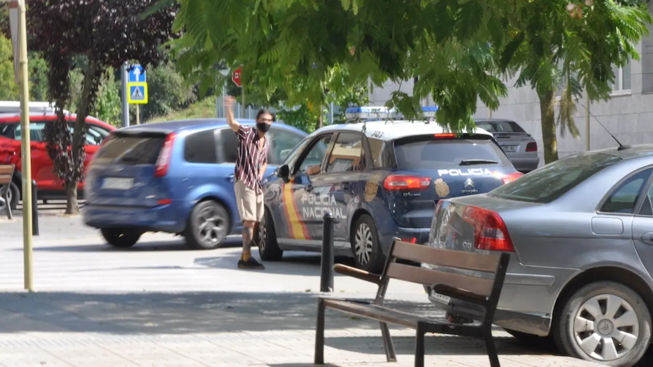 Un vecino de la Inmobiliaria habla con una agente de polic&iacute;a. / S.D.
