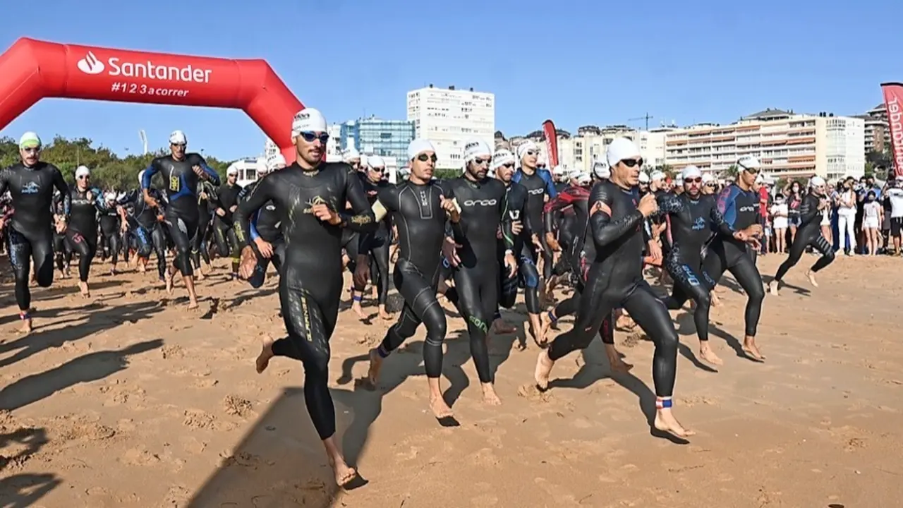 Salida de los participantes en la Segunda Playa del Sardinero, corriendo hacia el agua para realizar el sector de nataci&oacute;n. / Hardy
