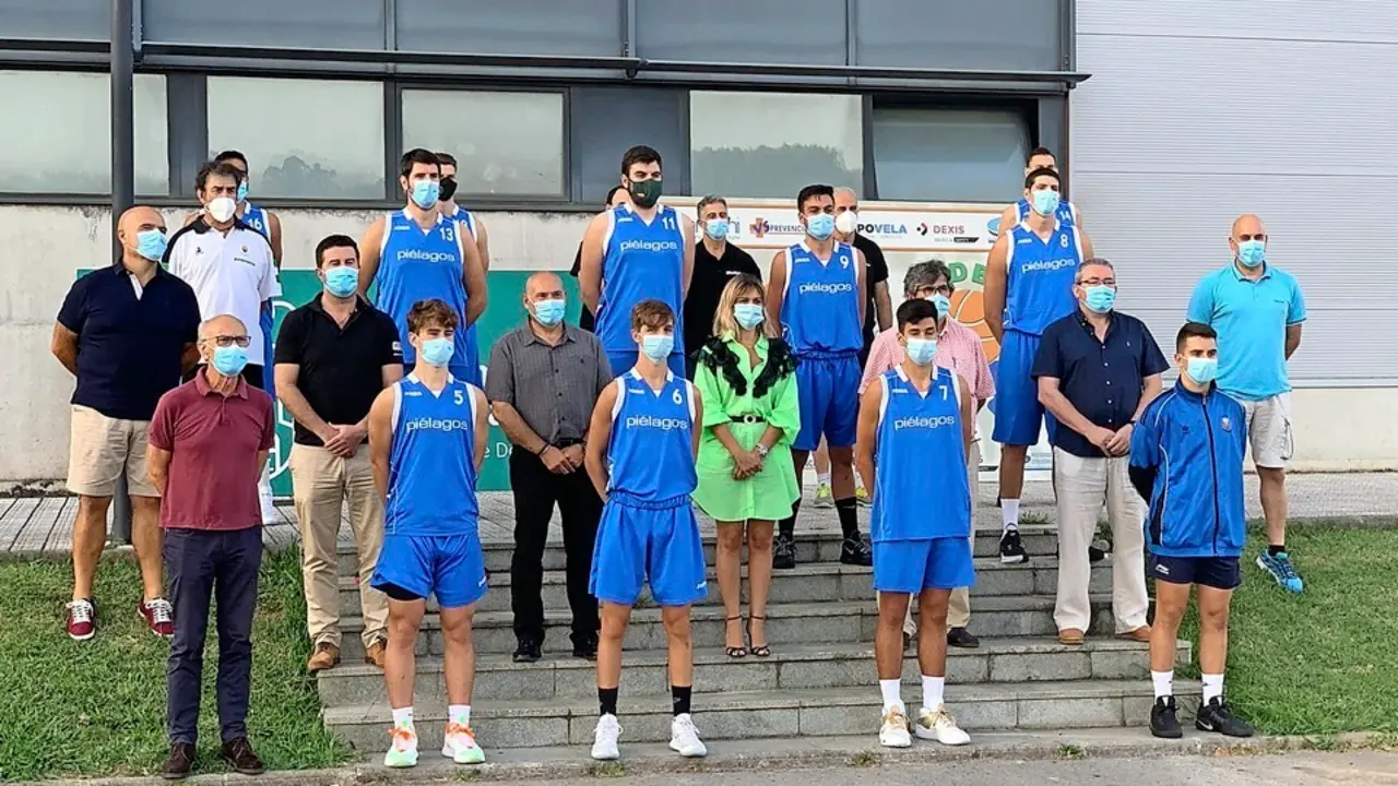 Jugadores, t&eacute;cnicos, miembros de la junta directiva y autoridades en la presentaci&oacute;n del equipo. / ALERTA