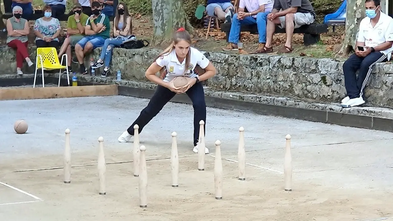 Iris Cagigas, concentrada, se dispone a birlar. / Dar&iacute;o B.