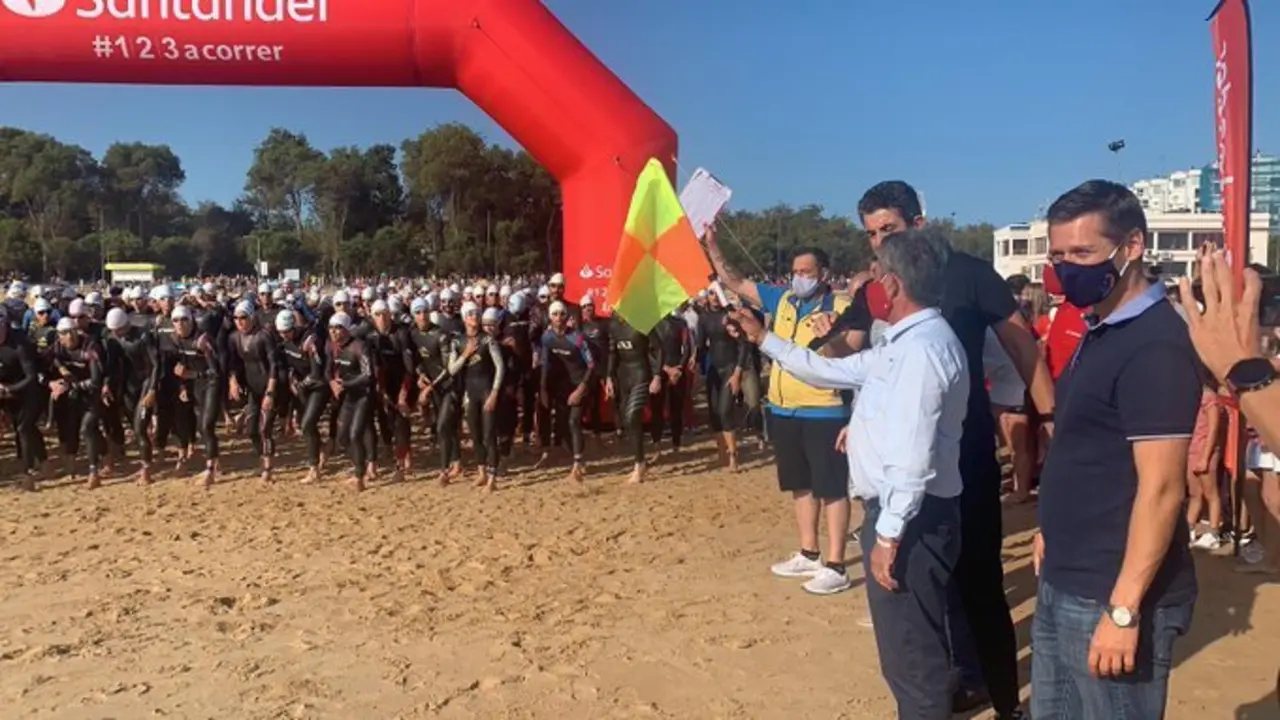 El presidente de Cantabria, Miguel &Aacute;ngel Revilla en la salida del evento deportivo.