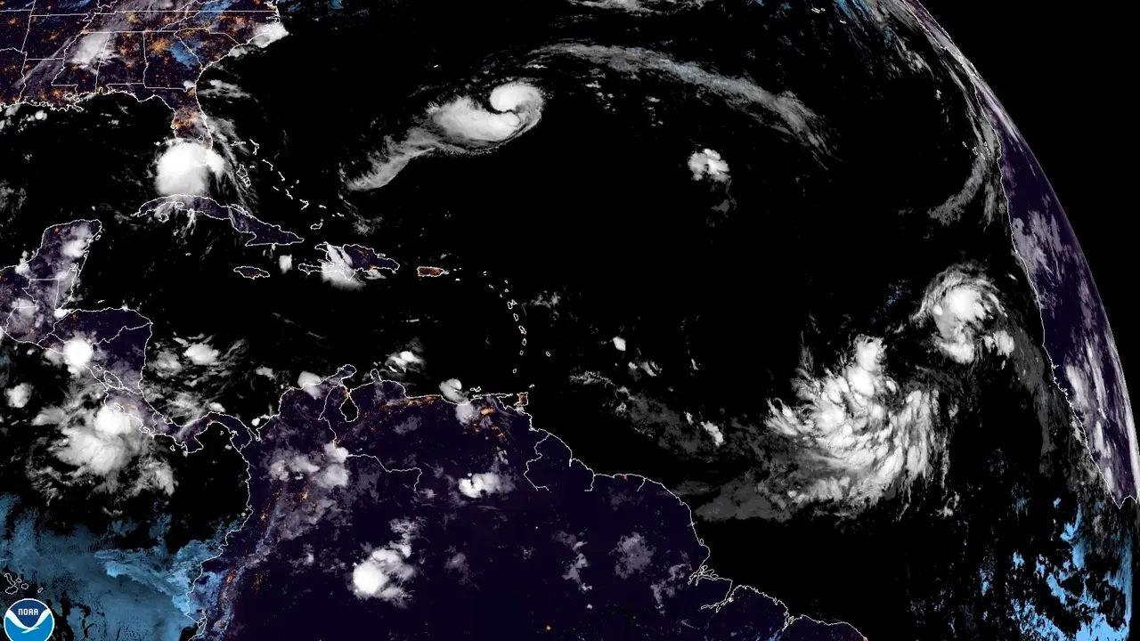 Imagen satelital cedida por la Oficina Nacional de Administraci&oacute;n Oce&aacute;nica y Atmosf&eacute;rica (NOAA) de Estados que mostraba la localizaci&oacute;n de la tormenta tropical Sally, el hurac&aacute;n Paulette y las depresiones tropicales Rene y Veinte este domingo a las 2:10 hora local (6:10 GMT). EFE/NOAA-NHC