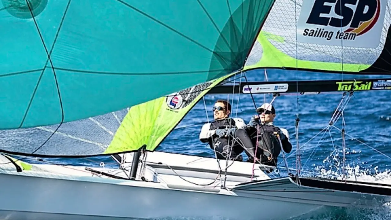 Iago L&oacute;pez-Marra y Diego Bot&iacute;n, en plena regata. / Mar&iacute;a Mui&ntilde;a