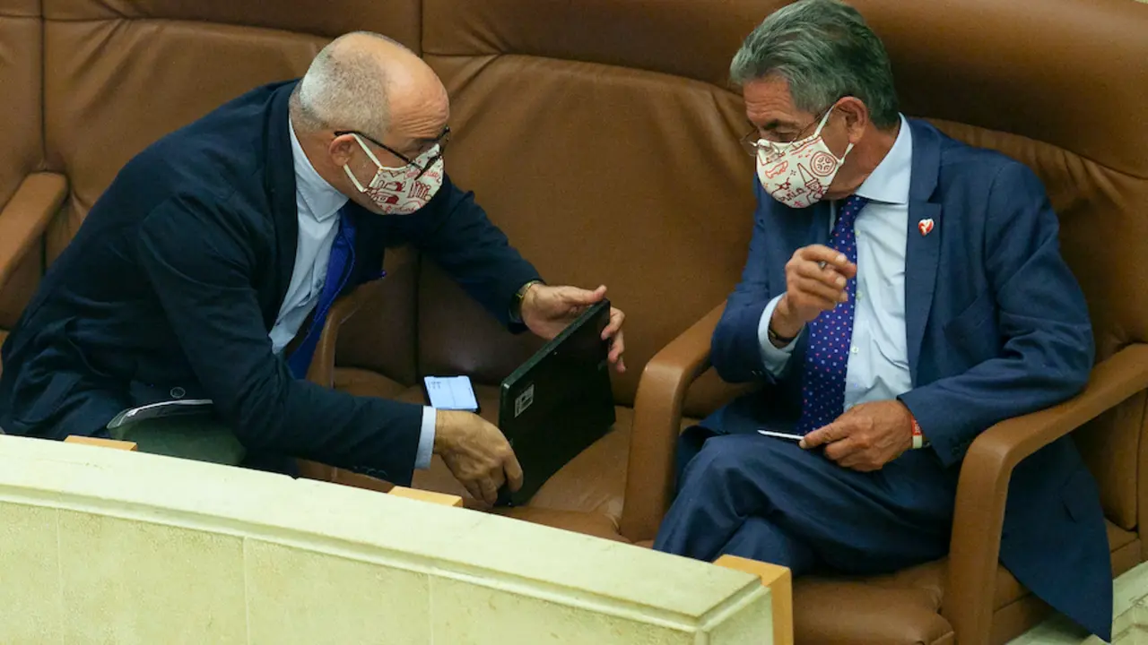 El consejero de Sanidad Miguel Rodr&iacute;guez, (PSOE, y el presidente de Cantabria, Miguel &Aacute;ngel Revilla. / HARDY