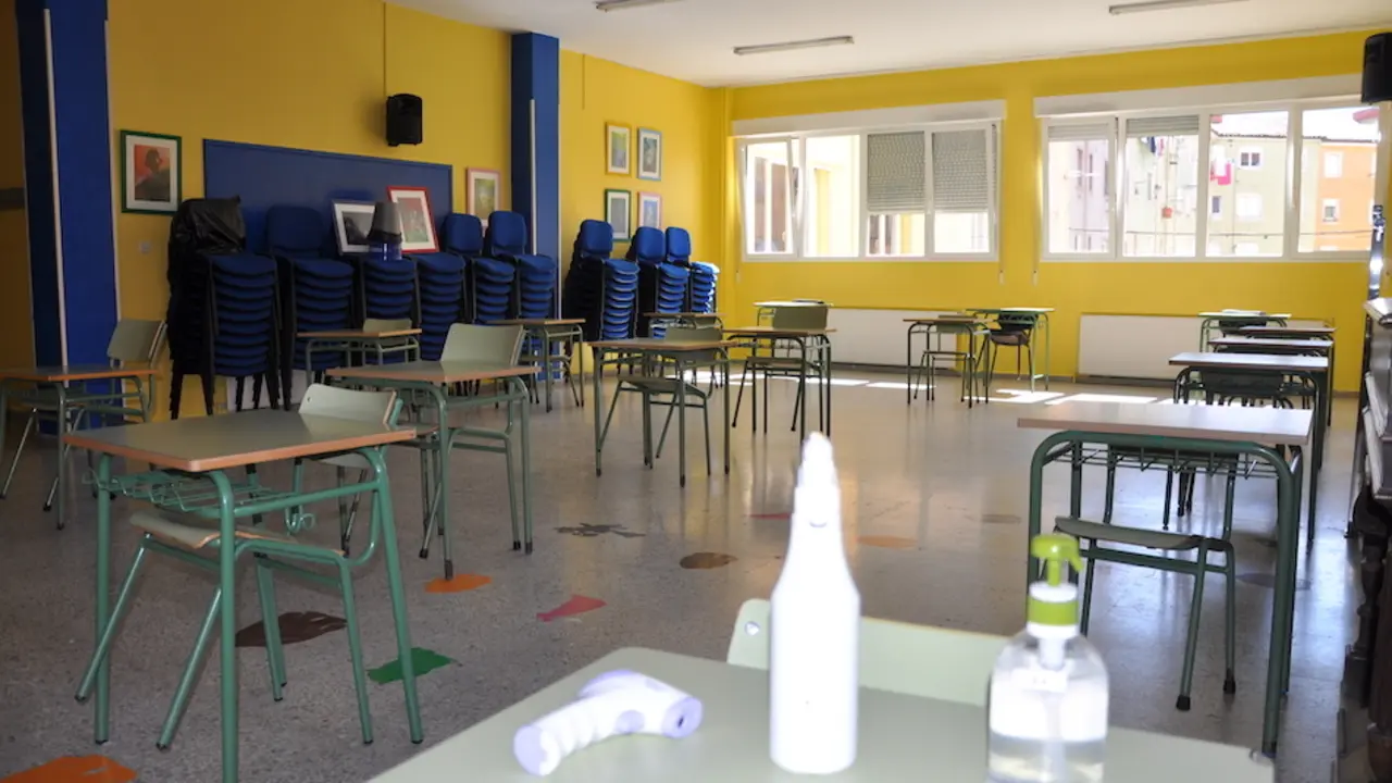 Un aula vac&iacute;a en el CEIP Jos&eacute; Mar&iacute;a Pereda antes de inciarse el curso escolar, en Torrelavega. / S.D.