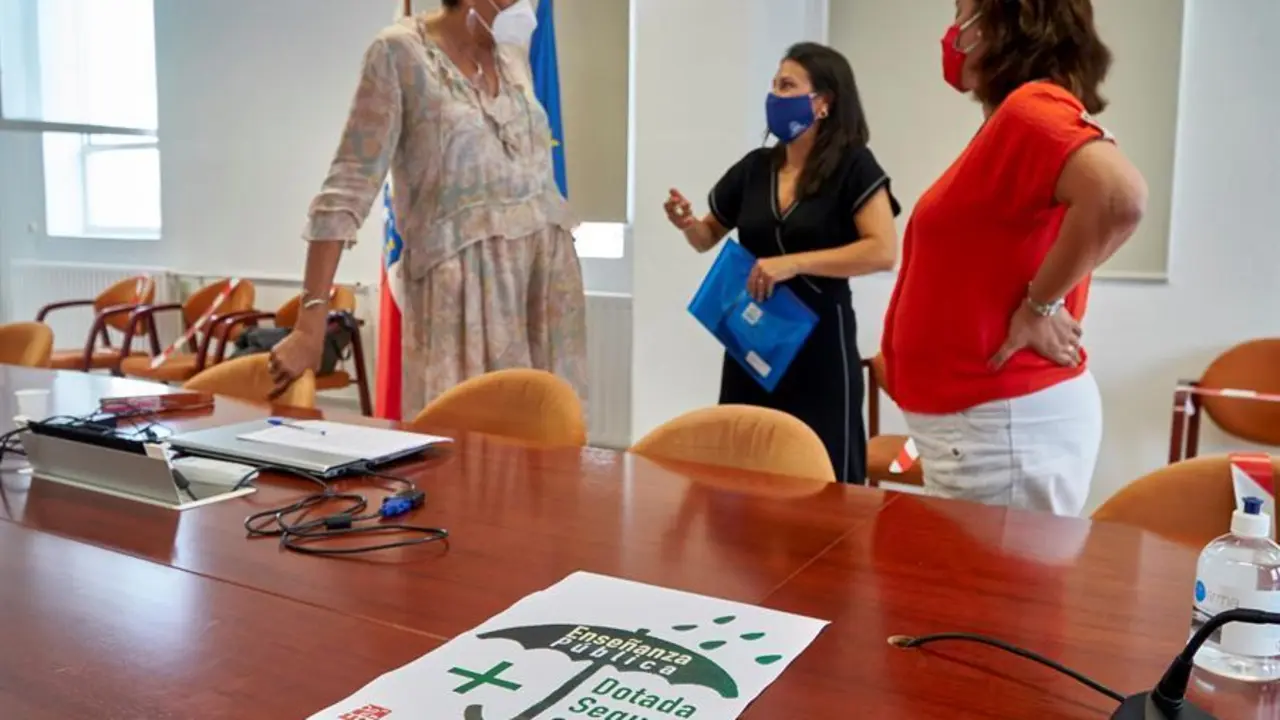 La Junta de Personal Docente de Cantabria ha tildado de "nefasta" la gesti&oacute;n del Gobierno regional en materia educativa en el confinamiento de Santo&ntilde;a, y ha criticado a la consejera, Marina Lomb&oacute;, por su "empecinamiento" en abrir los centros cuando "toda" la sociedad "estaba diciendo que ni se pod&iacute;an ni se deb&iacute;an abrir". La presidenta de la Junta de Personal Docente de Cantabria, Bel&eacute;n Gonz&aacute;lez (i) (STEC), ha destacado en una rueda de prensa, ofrecida para realizar varias reivindicaciones al Ejecutivo auton&oacute;mico, que el comienzo de curso en la comunidad aut&oacute;noma ha estado marcado por la aplicaci&oacute;n de medida restrictivas en la localidad de Santo&ntilde;a.-EFE/ROM&Aacute;N G. AGUILERA