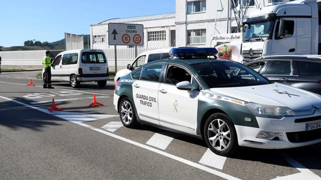 Agentes de la Guardia Civil controlan las entradas a Santo&ntilde;a, que dejar&aacute; de estar aislada a partir de esta media noche y podr&aacute; volver a abrir la hosteler&iacute;a aunque con restrinciones de aforo, entre otras medidas que se mantendran durante otro periodo de 14 d&iacute;as. EFE/Pedro Puente Hoyos
