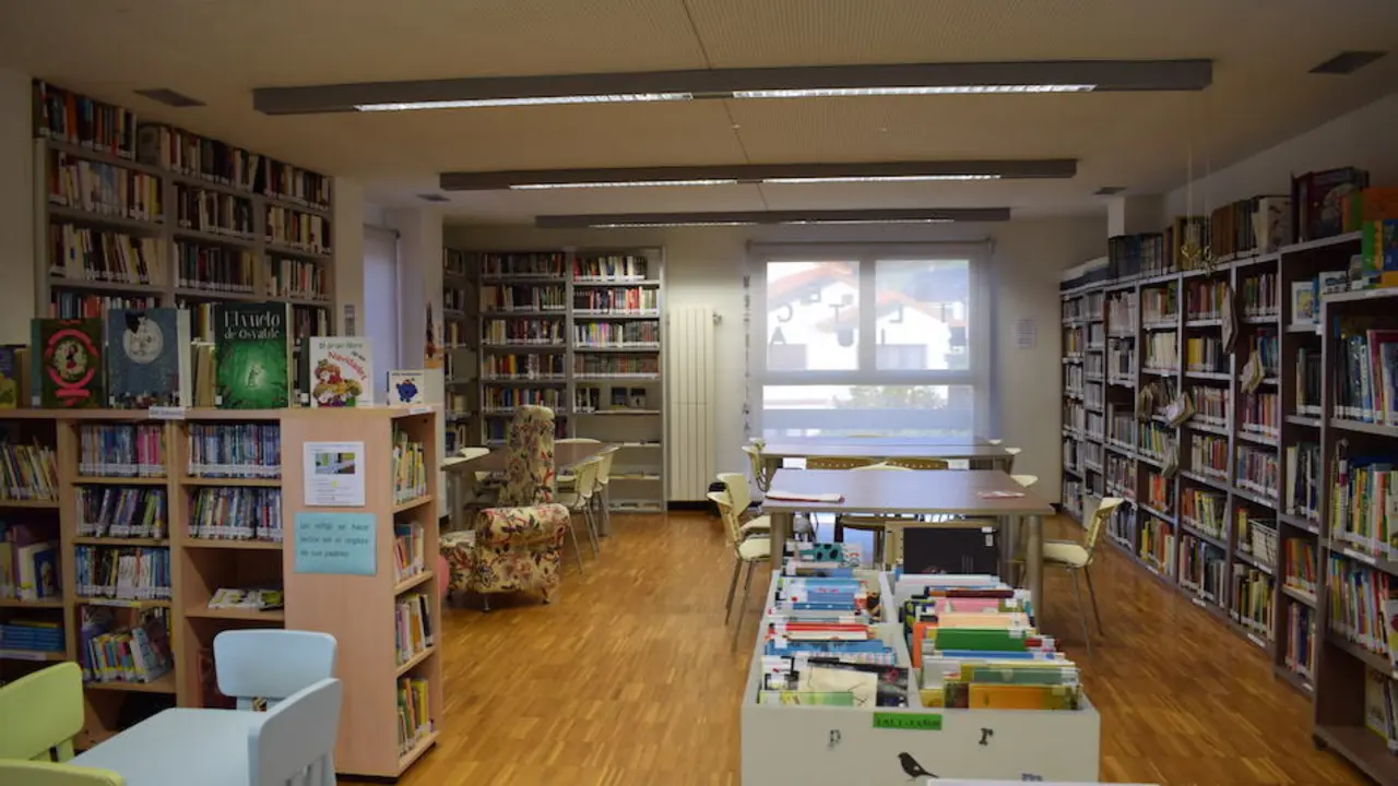 Interior de la Biblioteca Municipal Condes de la Mortera (Pi&eacute;lagos).