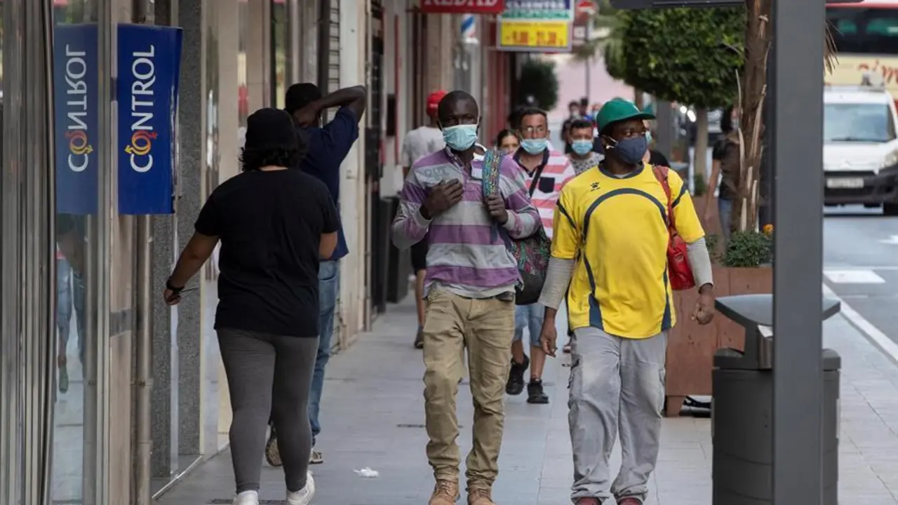 Vecinos de Lorca con mascarillas pasean este lunes por la Avenida Juan Carlos I de Lorca (Murcia), cuyo casco urbano, con 60.000 habitantes, pasa a fase 1 flexibilizada a consecuencia del incremento de casos de coronavirus en la &uacute;ltima semana. EFE/Marcial Guill&eacute;n