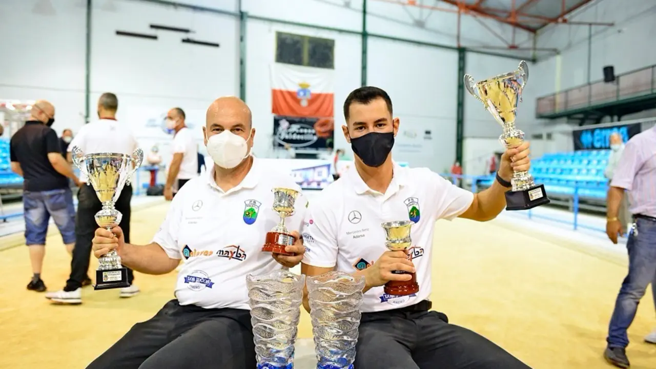 Jes&uacute;s Salm&oacute;n y V&iacute;ctor Gonz&aacute;lez muestran orgullosos los trofeos que les acreditan como campeones regionales. / Sergio Iturbe