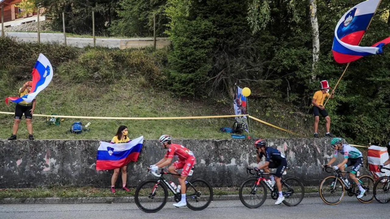 Los espectadores sostienen banderas eslovenas como una escapada grupal durante la decimosexta etapa de la carrera ciclista del Tour de Francia a lo largo de 164 km desde La-Tour-du-Pin hasta Villard-de-Lans, Francia, el 15 de septiembre de 2020 (Ciclismo, Francia, Eslovenia). ) EFE / EPA / CHRISTOPHE PETIT TESSON