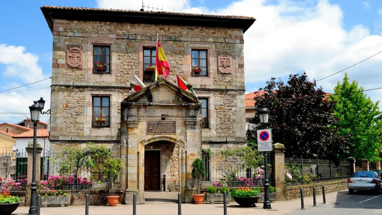 Fachada del Ayuntamiento de Cabez&oacute;n de la Sal.