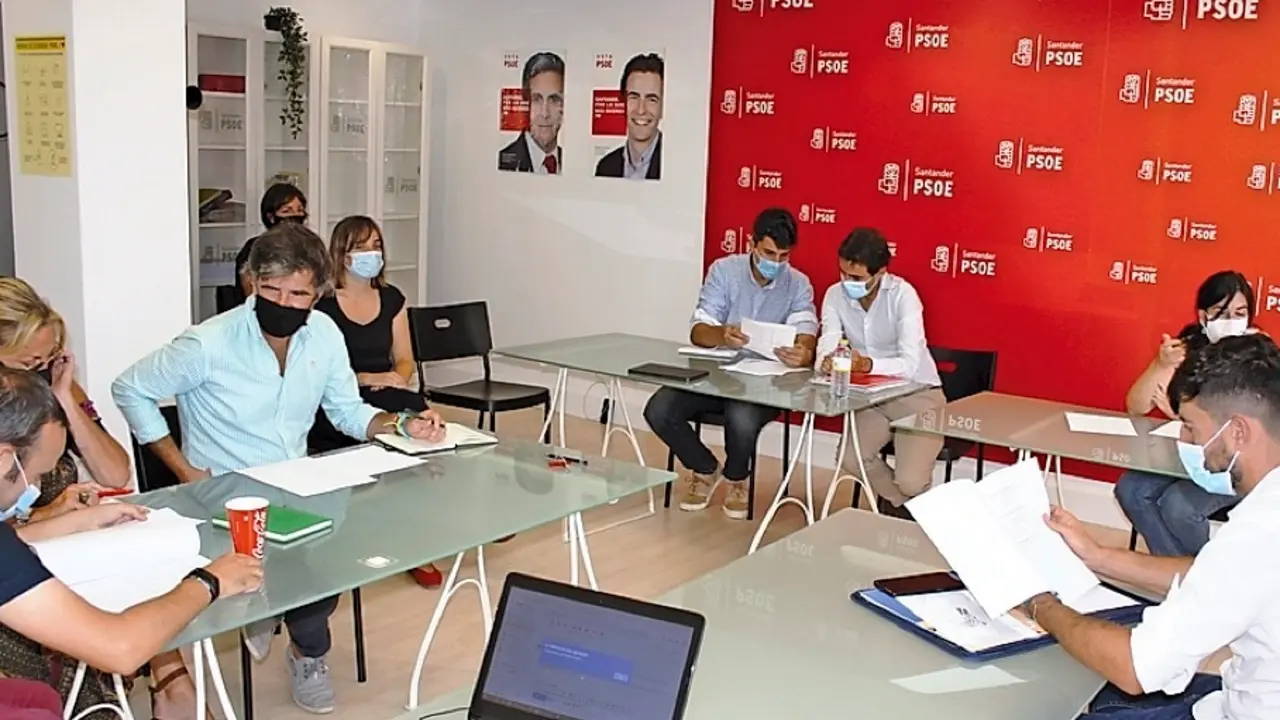 Un instante de la reuni&oacute;n. / ALERTA