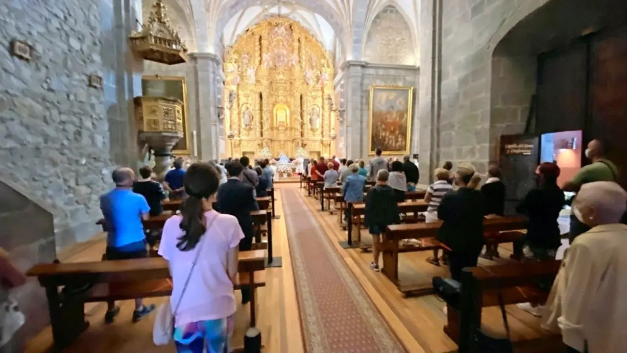 Una de las misas celebradas ayer en el santuario de la Bien Aparecida, donde el aforo estuvo limitado a 86 personas. En total hubo seis misas, una cada dos horas desde las ocho de la ma&ntilde;ana hasta las seis de la tarde. / to&ntilde;o ruiz garmendia