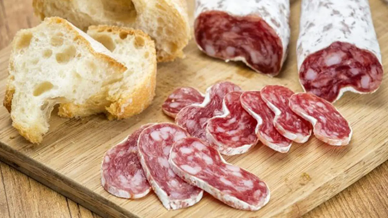 El fuet est&aacute; fabricado por la empresa catalana Embutidos Sola.