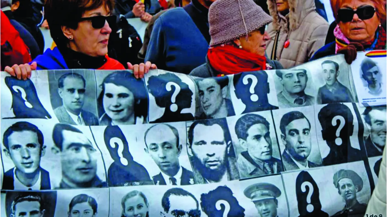 Un grupo de personas protestan en defensa de las v&iacute;ctimas del franquismo. / EFE
