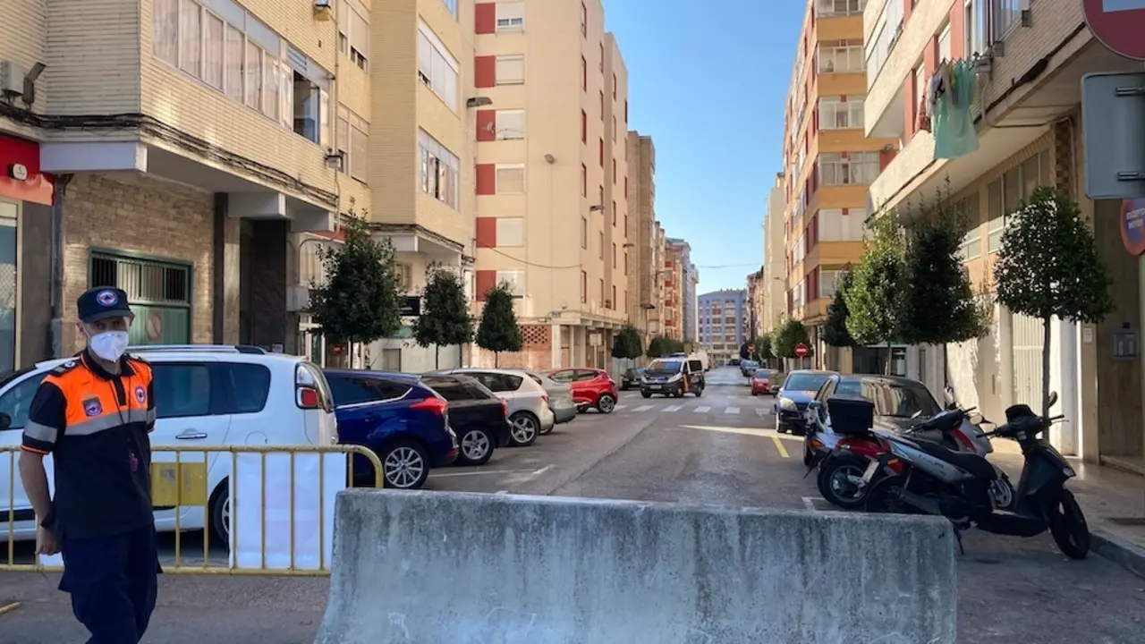 Barrera en la calle Bonifacio del Castillo en el Barrio de la Inmobiliaria, Torrelavega. / M.D.
