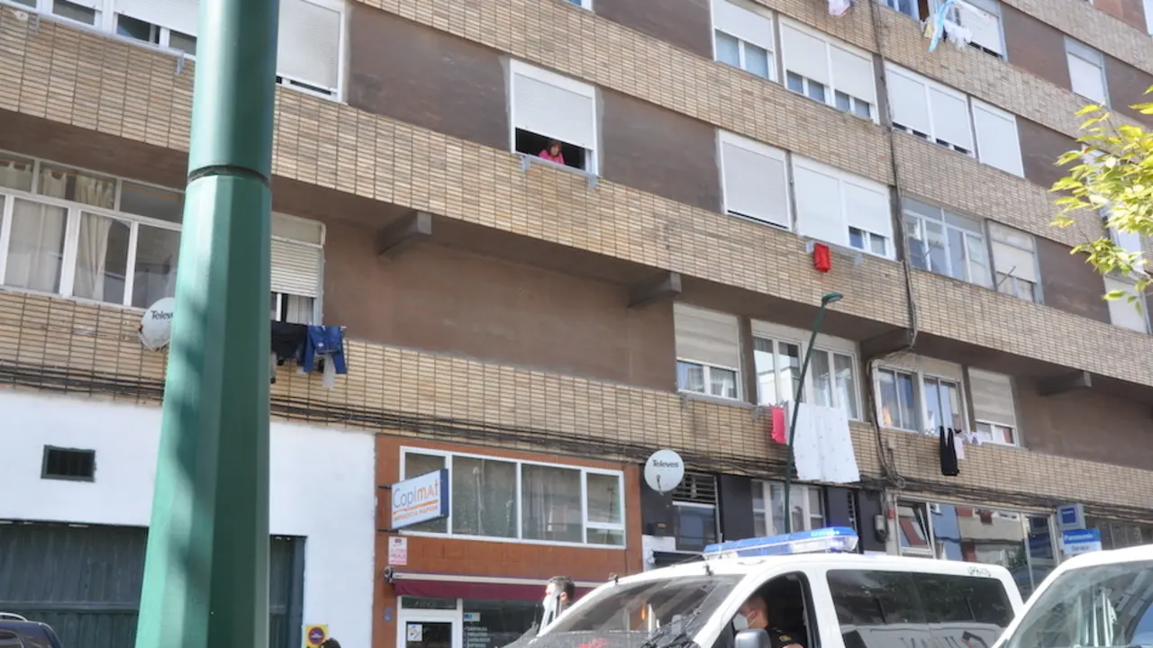 La polic&iacute;a en la calle Casimiro Saiz en el barrio de La Inmobiliaria en Torrelavega. / S.D.
