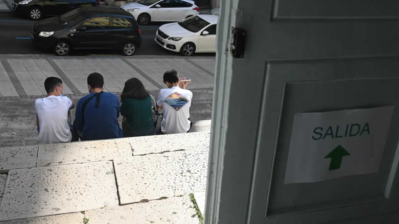 Alumnos de secundaria en el Instituto Santa Clara en Santander. / HARDY / ALERTA