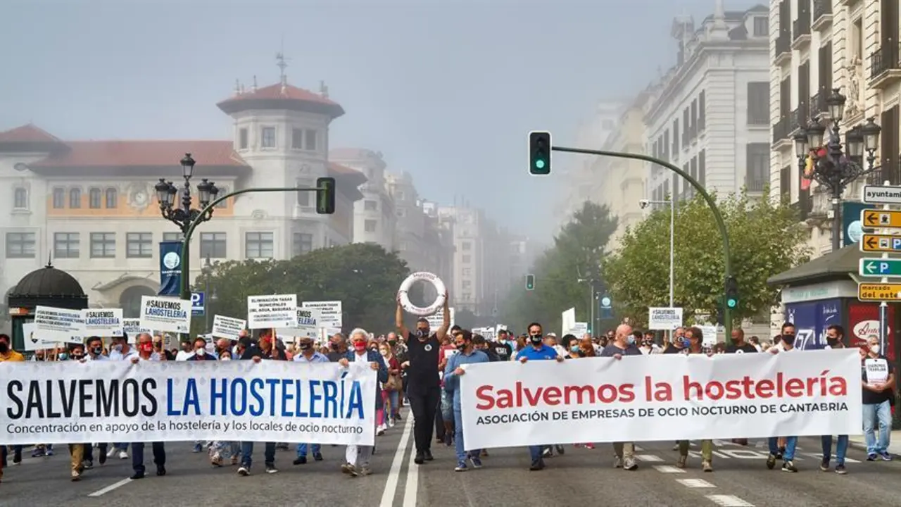 Alrededor de medio millar de empresarios y trabajadores de la hosteler&iacute;a se han manifestado hoy en Santander para protestar por el cierre del ocio nocturno y pedir ayudas al sector, entre las que se incluyen la eliminaci&oacute;n de las tasas municipales y medidas para permitir la "apertura viable" de los establecimientos. EFE/ Rom&aacute;n G. Aguilera