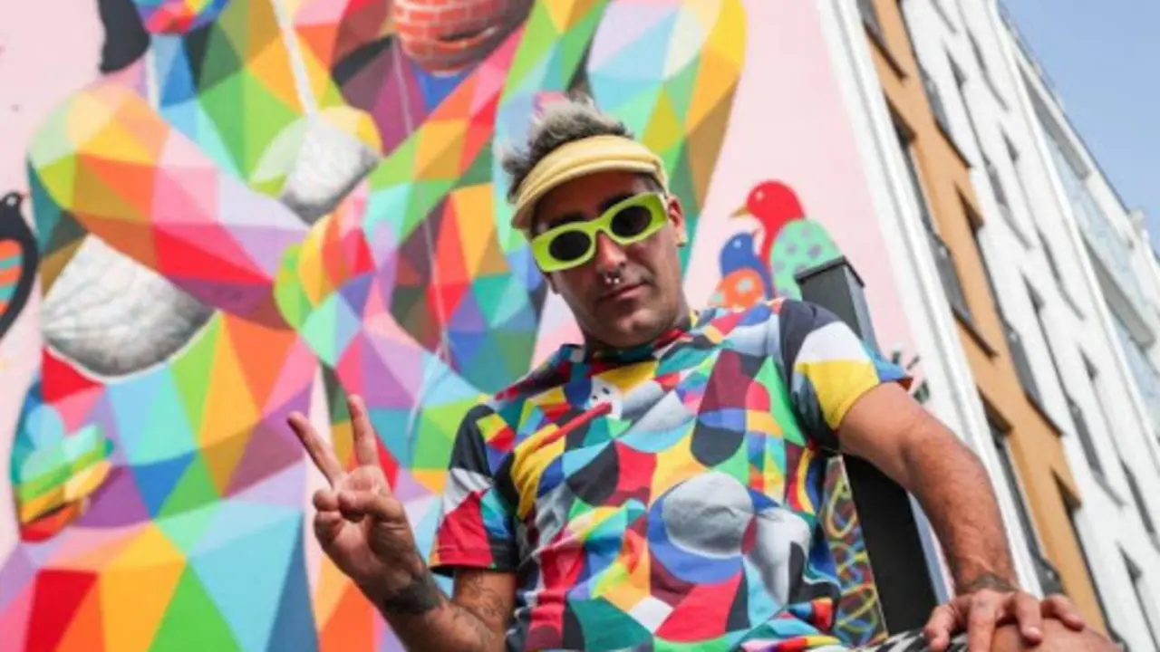 El artista callejero espa&ntilde;ol Okuda San Miguel muestra un signo de victoria frente a su obra de arte mural en Oldenburg, norte de Alemania, el 16 de septiembre de 2020. EFE/EPA/FOCKE STRANGMANN