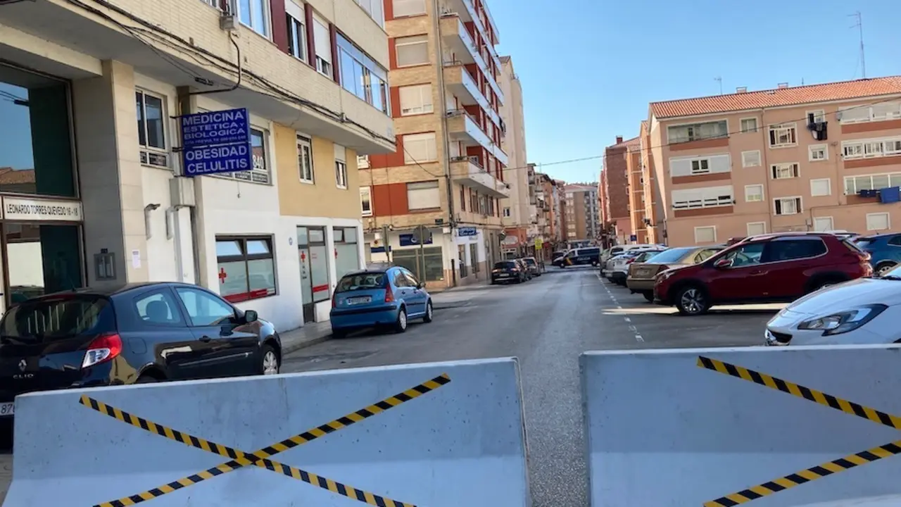 Barreras en la entrada del barrio de La Inmobiliaria. / M.D.
