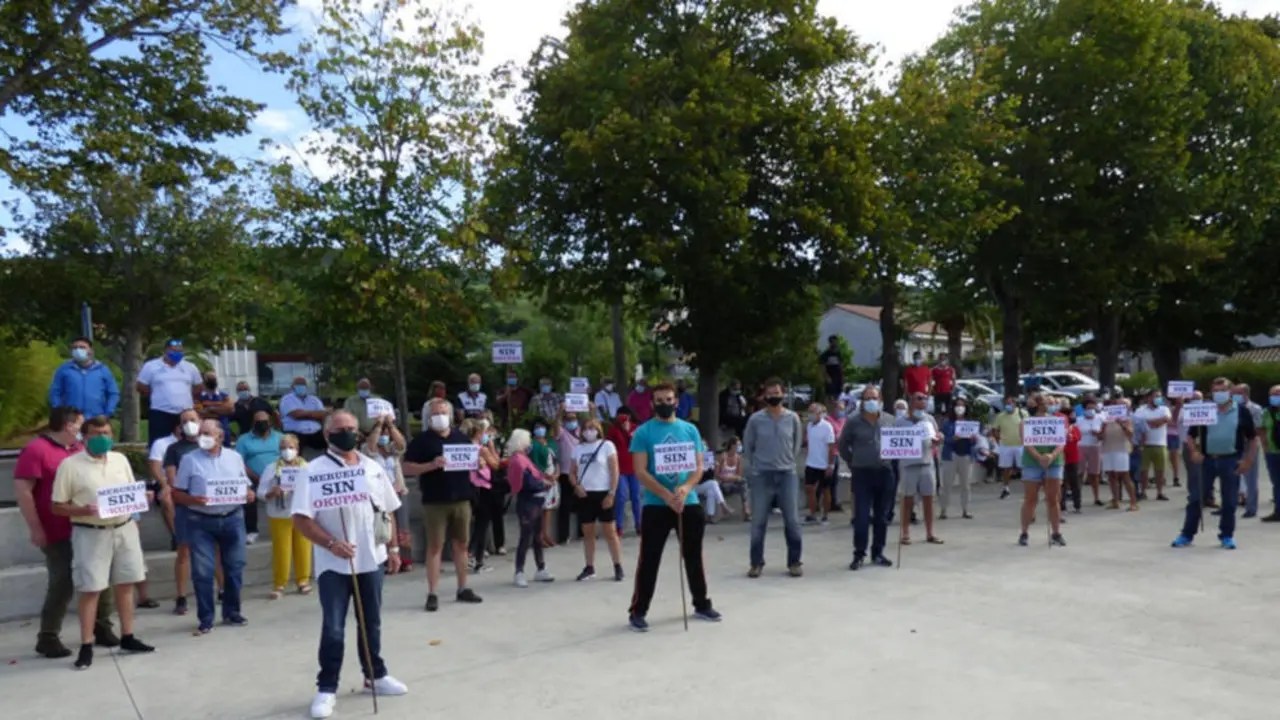 Protesta en Meruelo contra la okupaci&oacute;n ilegal de viviendas.