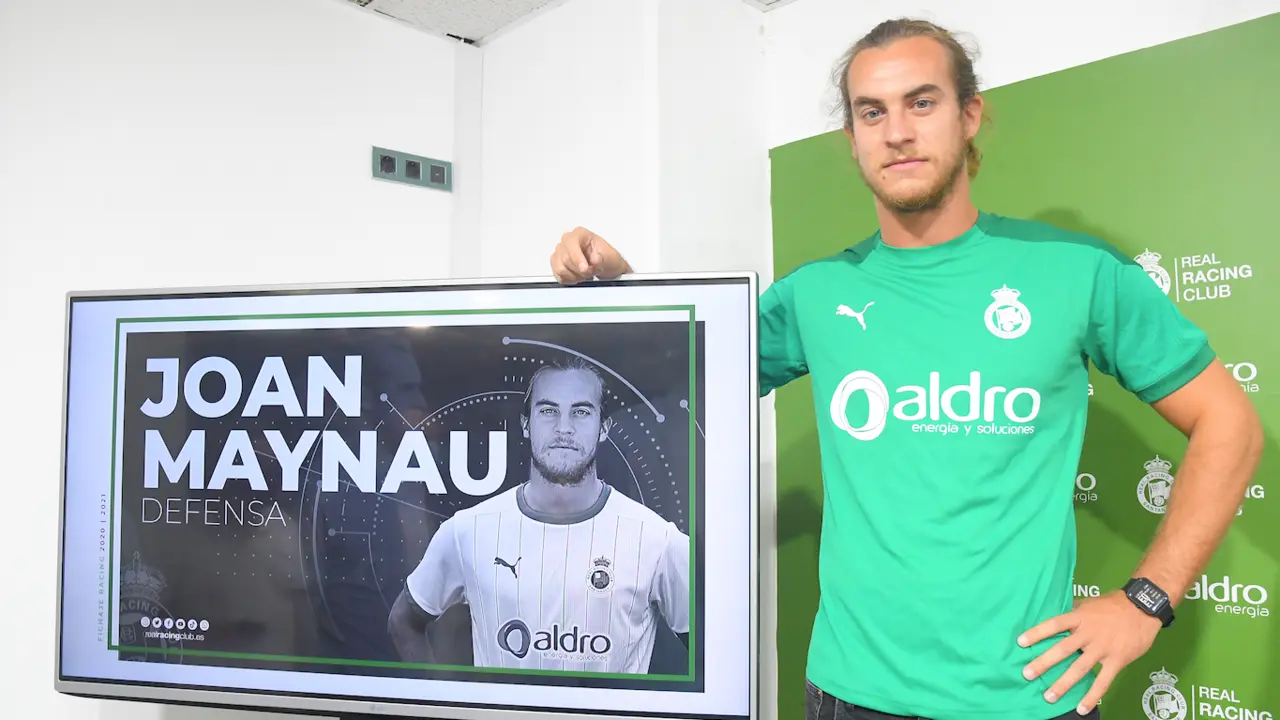 La &uacute;ltima incorporaci&oacute;n, hasta la fecha, del Racing de Santander, el futbolista catal&aacute;n Joan Maynau posa para el fot&oacute;grafo de ALERTA. / HARDY