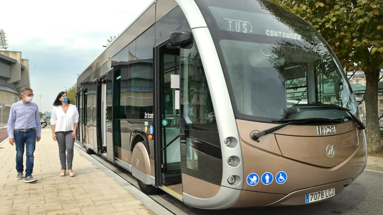 La alcaldesa de Santander, Gema Igual junto al autob&uacute;s 100% el&eacute;ctrico.