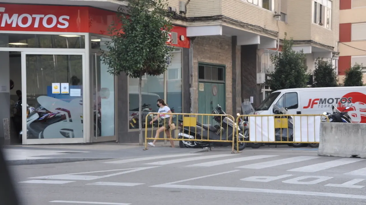 Una mujer saliendo hoy del Barrio de La Inmobiliria en Torrelavega. / S.D.