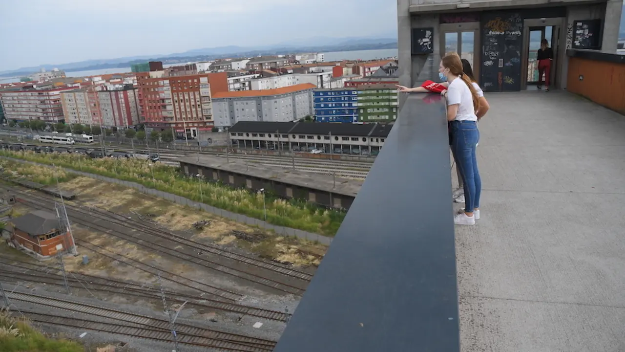 Dos jovenes observan el lugar donde han encontrado los restos humanos. / HARDY