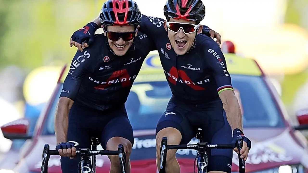 Richard Carapaz y Michal Kwiatkowski llegan abrazados a la l&iacute;nea de meta. / EFE