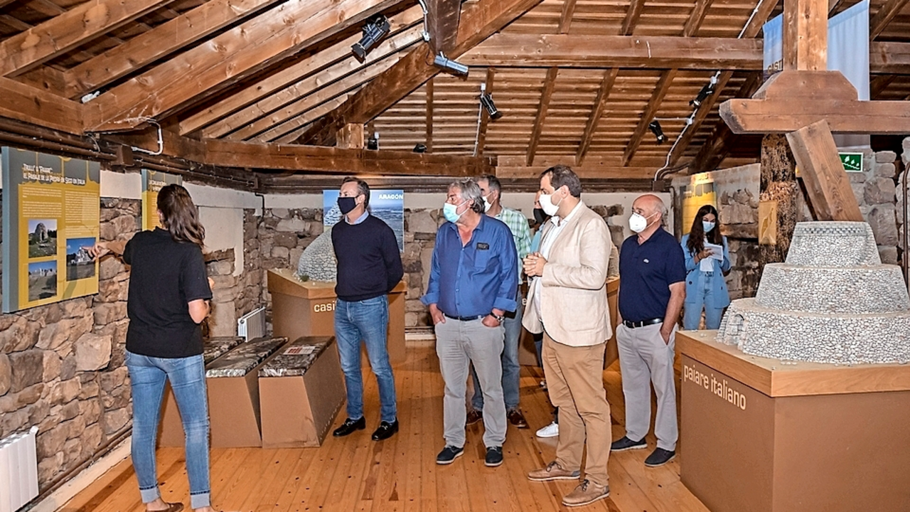 Visita del consejero de Desarrollo rural al Centro de Visitantes de La Piedra en Seco en el municipio de Valderredible. / alertae