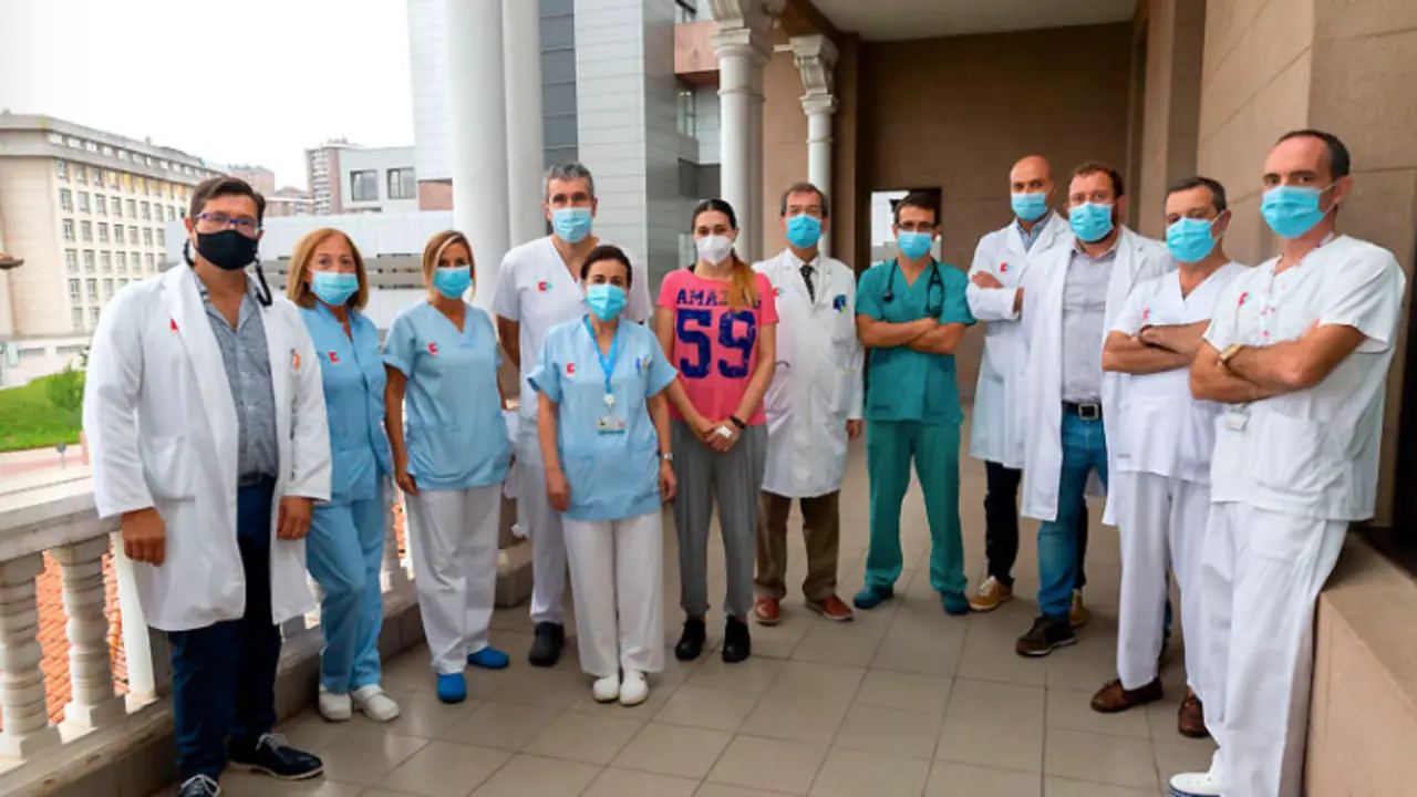 Parte del equipo de trasplante cardiaco de Valdecilla junto a la paciente trasplantada. / Miguel L&oacute;pez