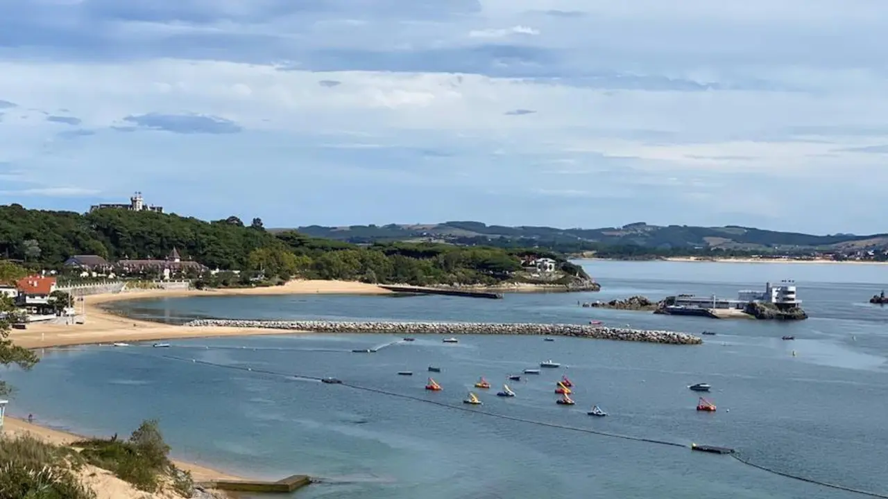 Vista del espig&oacute;n de La Magdalena que seg&uacute;n Pedro Casares est&aacute; en proceso de retirada. / HARDY