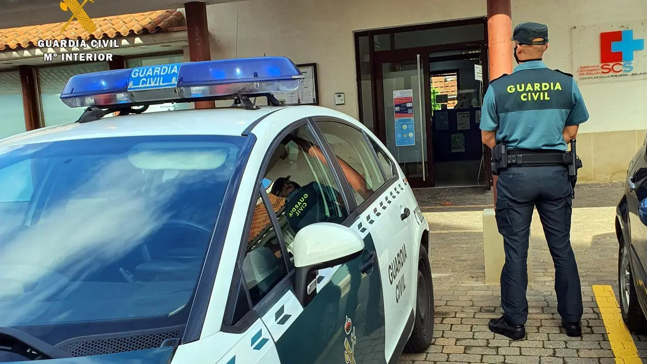 La Guardia Civil en el Centro de Salud de Selaya.