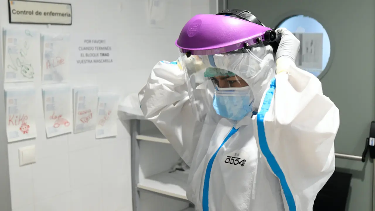 Una enfermera en la UCI del Hospital Marqu&eacute;s de Valdecilla. / HARDY / ALERTA