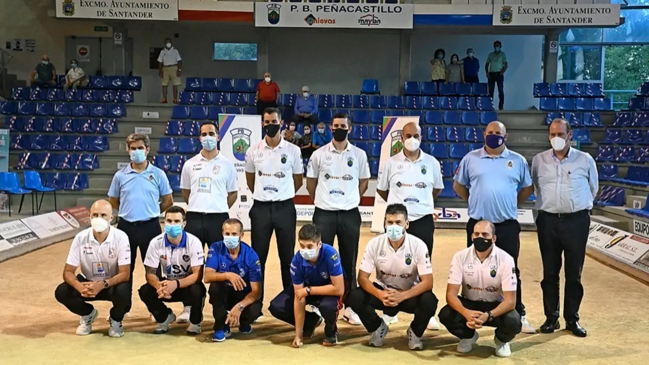 Jugadores, organizador y patrocinador, &aacute;rbitros y armadores, ayer en la Mateo Grijuela. / Hardy