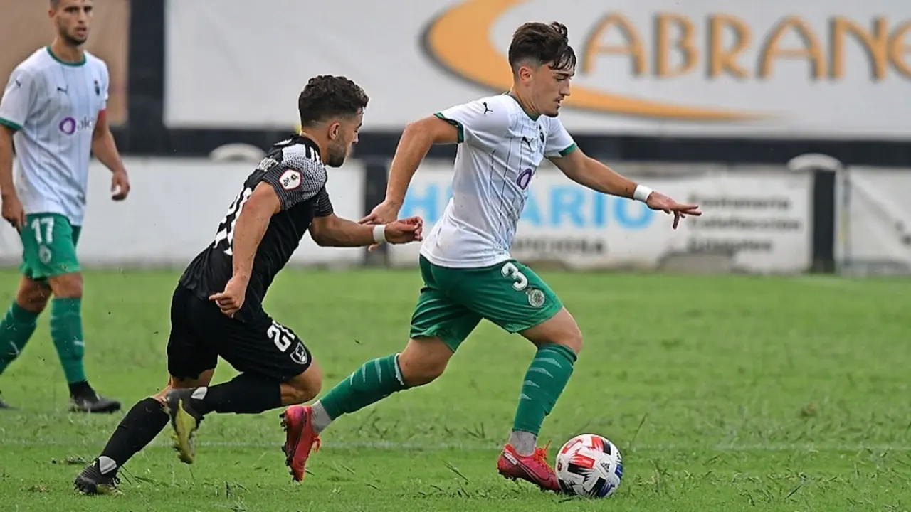 Ceballos avanza con bal&oacute;n ante la presi&oacute;n de un jugador del Lealtad. / Hardy