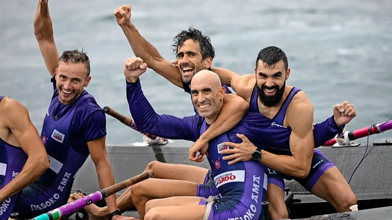 Los remeros de la &lsquo;Sotera&rsquo; celebran la victoria. / euskolabel liga