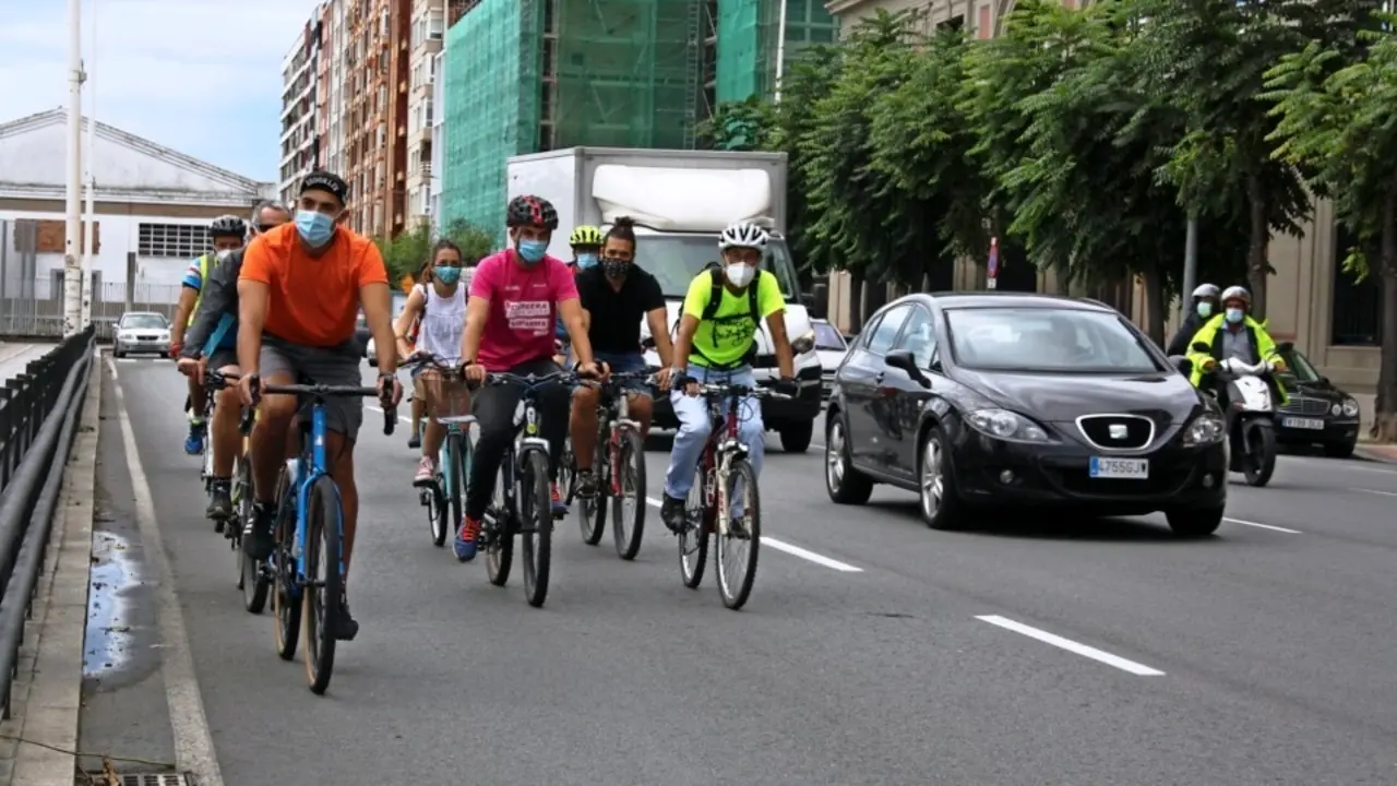 Participando en la marcha en bicicleta por Santander. / alerta