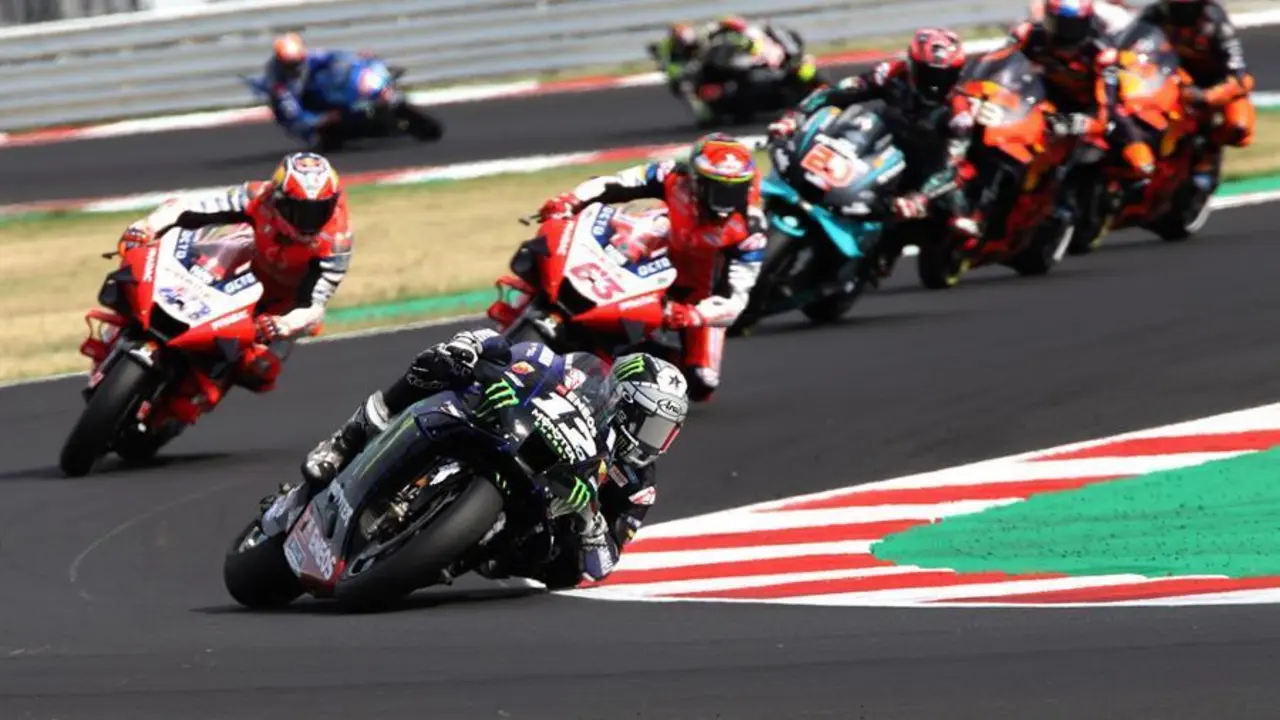El piloto espa&ntilde;ol Maverick Vinales de Monster Energy Yamaha lidera la acci&oacute;n durante la carrera de MotoGP del Gran Premio de Motociclismo de Emilia Romagna y Riviera Di Rimini en el Circuito Mundial de Misano Marco Simoncelli, en Misano, Italia, 20 de septiembre de 2020 (Motociclismo, Ciclismo, Italia). EFE / EPA / PASQUALE BOVE
