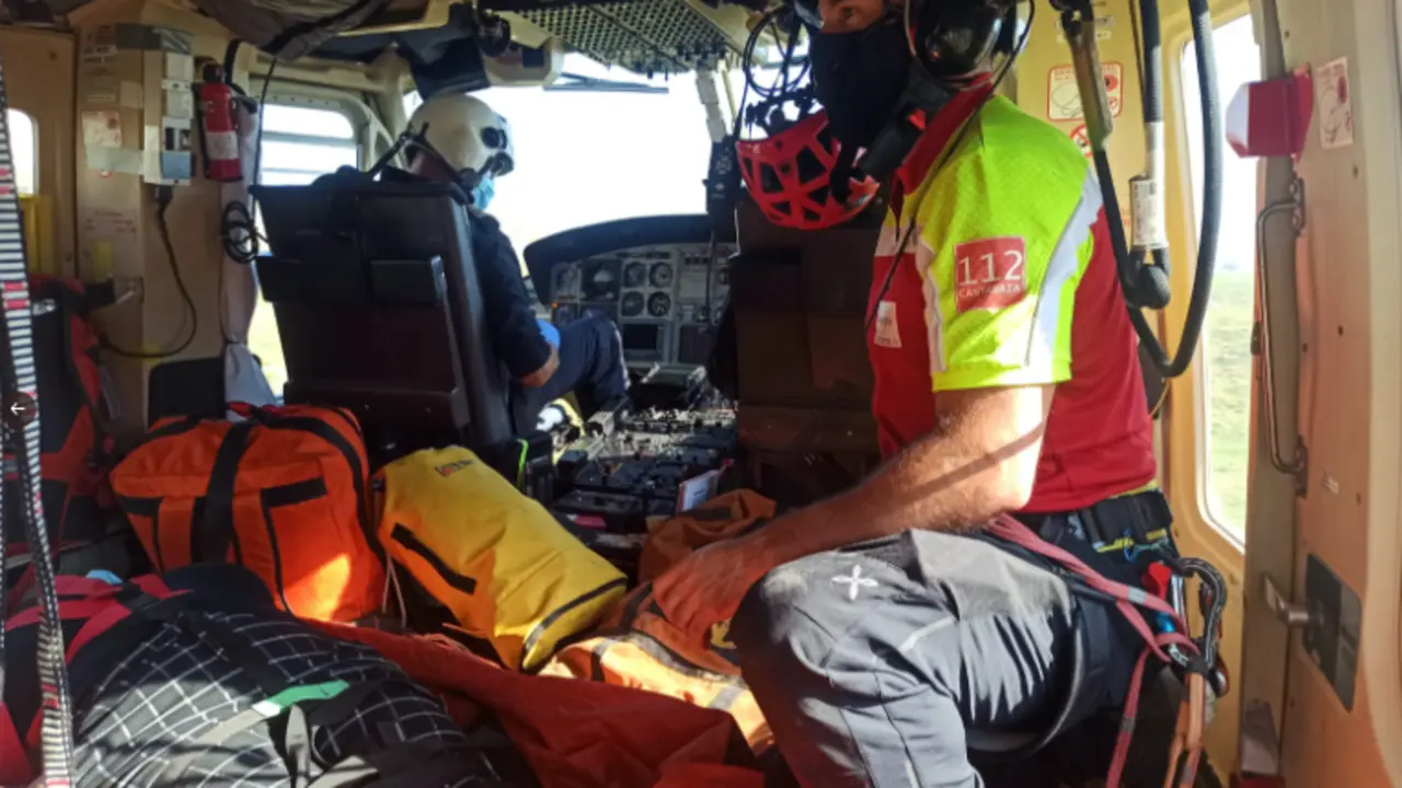 Rescate el pasado 12 de septiembre desde Camaleño al aeropuerto Seve Ballesteros a una mujer de 55 años y vecina de Aviles con una rotura de tobillo tras sufrir una caída en una zona situada a 500 metros de la estación superior del teleférico de Fuente Dé. / ARCHIVO